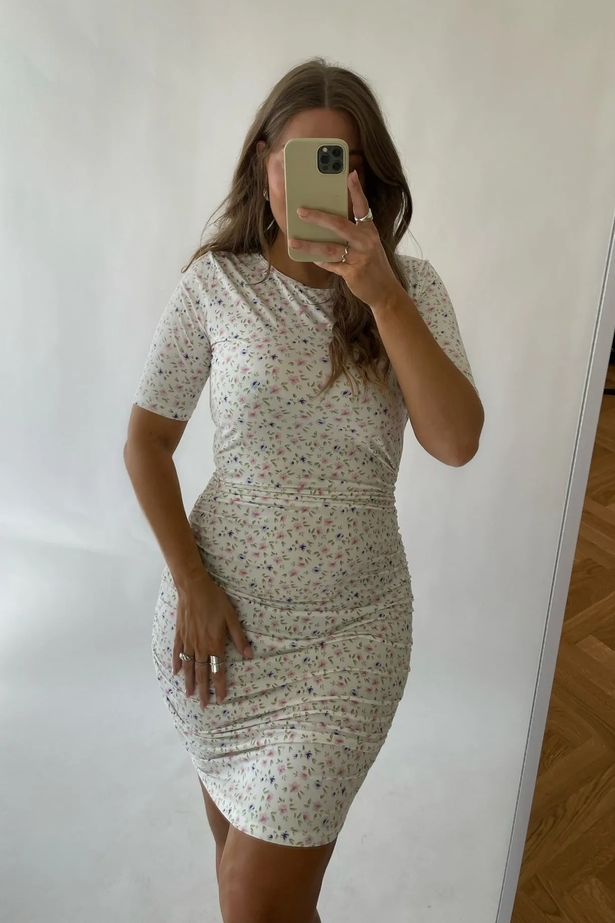 Alma Kjole - Creme Blomsterprint