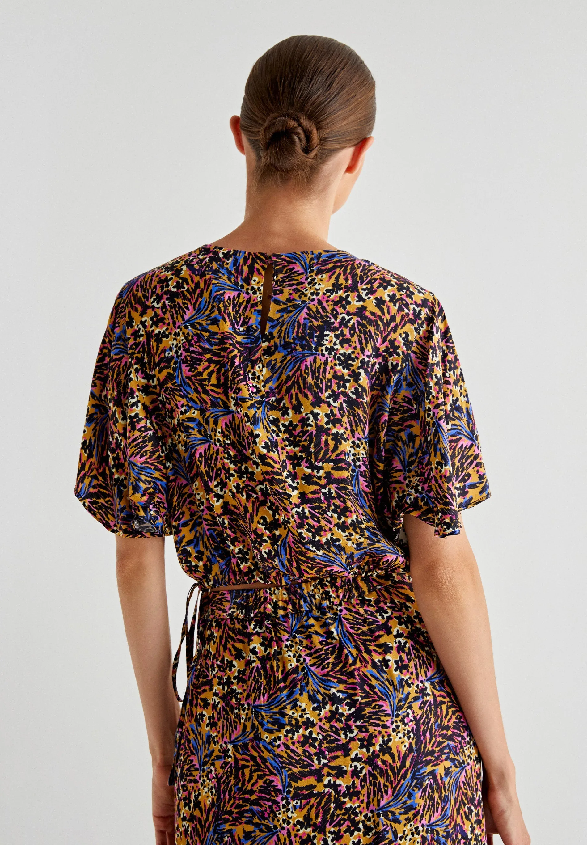 TOP CROPPED COM ESTAMPADO
